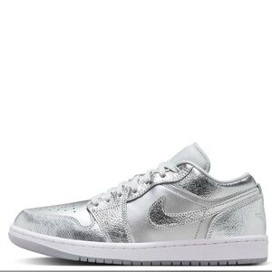 Jordan 1 Low SE Metallic Silver (Women's 6)